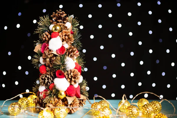 Mini árbol de Navidad en la luz festiva bokeh — Foto de Stock