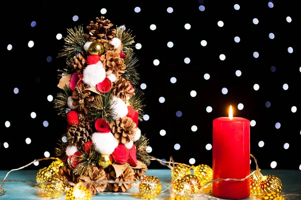 Mini árbol de Navidad en la luz festiva bokeh —  Fotos de Stock