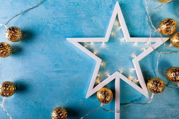 White Christmas star with yellow lights on blue background — Stock Photo, Image