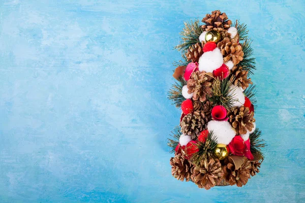 Mini árbol de Navidad sobre fondo azul — Foto de Stock