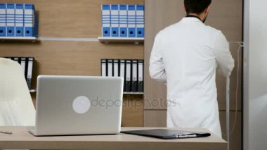 Doktor ofisinde laptop
