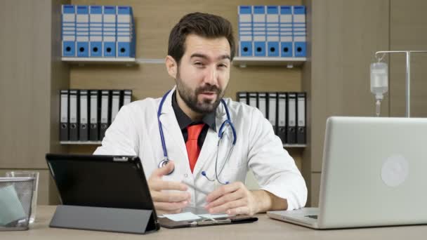 Doctor hablando con su paciente — Vídeos de Stock