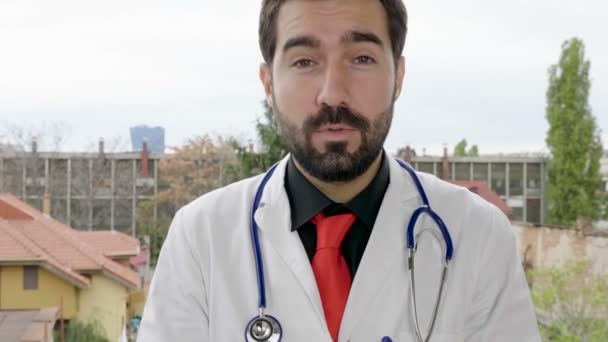 Kameraya konuşurken balkonda dışında doktor — Stok video