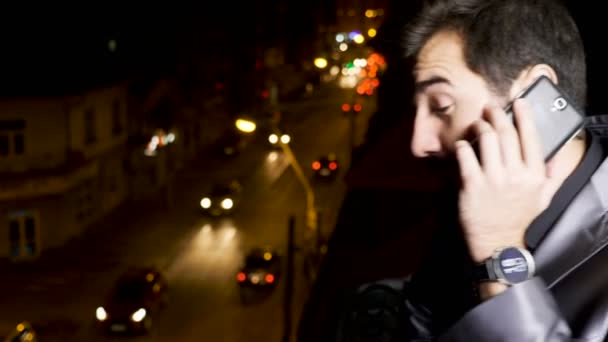 Uomo d'affari al balcone che parla al telefono di notte — Video Stock