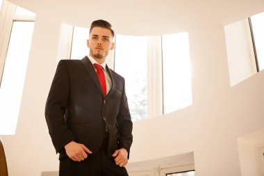 Ofis Binası iç takım elbiseli iş adamı