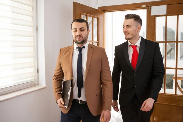 Geschäftspartner im formellen Anzug gehen und reden — Stockfoto