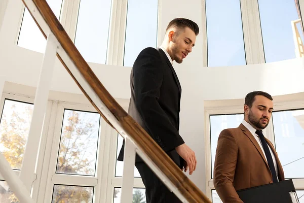 Geschäftspartner im formellen Anzug gehen und reden — Stockfoto