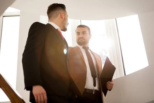 Dois parceiros de negócios do sexo masculino andando e conversando — Fotografia de Stock