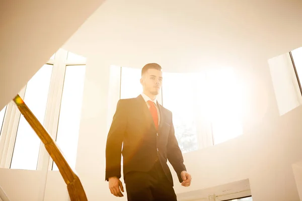 Porträt eines jungen Geschäftsmannes auf der Treppe — Stockfoto