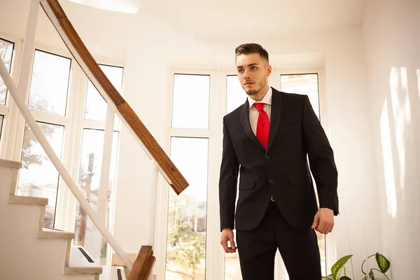 Geschäftsmann im Anzug in Bürogebäude — Stockfoto