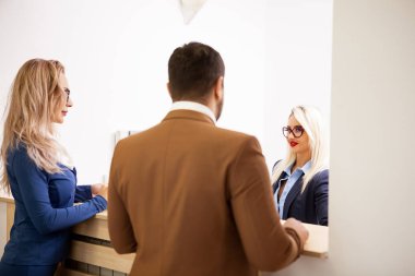 İş kadını bekleyen alanında sarışın Sekreteri ile bir