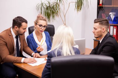 Takım office konuşmaktan iş adamları