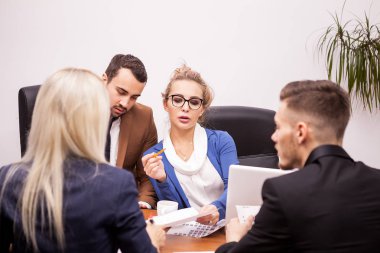 Takım office konuşmaktan iş adamları