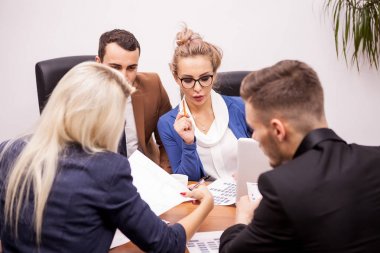 Takım office konuşmaktan iş adamları
