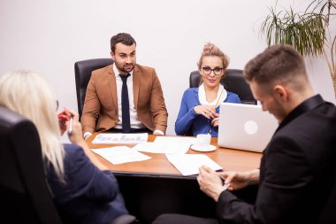 Takım office konuşmaktan iş adamları