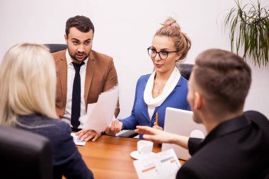 Takım office konuşmaktan iş adamları