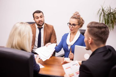 Takım office konuşmaktan iş adamları