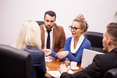 Takım office konuşmaktan iş adamları