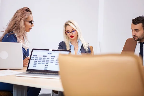 Team von Geschäftsleuten bei Besprechung im Konferenzraum — Stockfoto