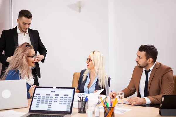 Equipo de empresarios en la sala de conferencias — Foto de Stock