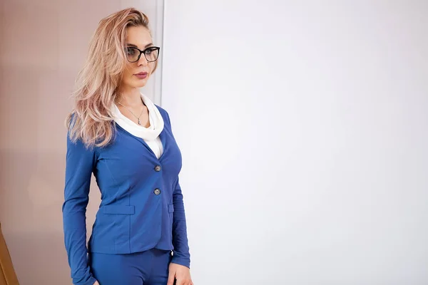 Schöne blonde Geschäftsfrau im Bürobereich — Stockfoto