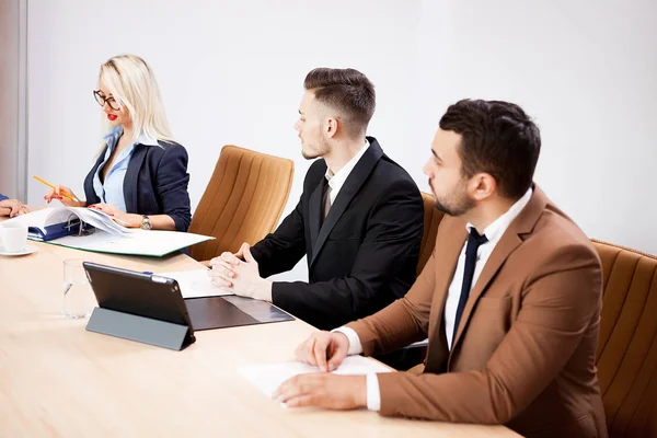 Equipe de empresários em reunião na sala de conferências — Fotografia de Stock