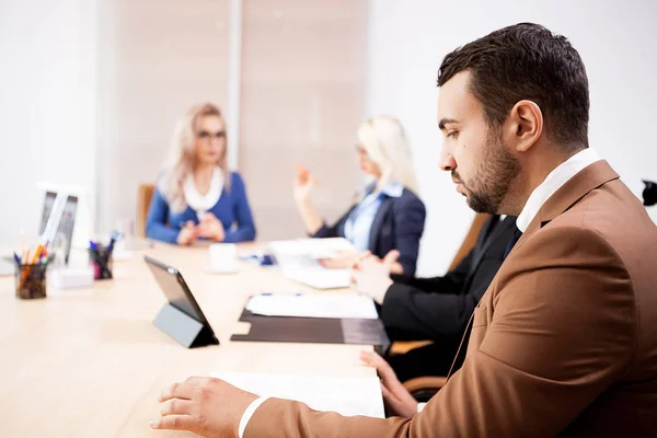 Team von Geschäftsleuten bei Besprechung im Konferenzraum — Stockfoto