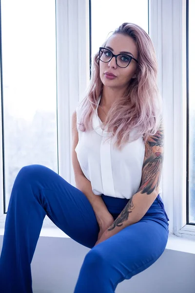 Femme d'affaires blonde sexy avec un tatouage sur la main — Photo