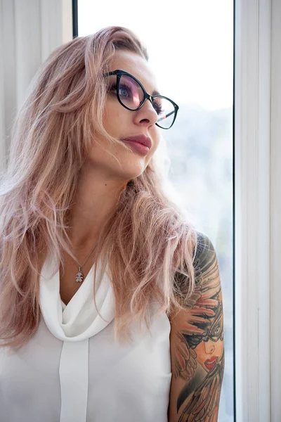 Szexi szőke üzleti nő egy tetoválás a kezét — Stock Fotó