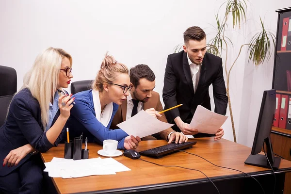 Team di uomini d'affari in ufficio a parlare — Foto Stock