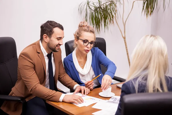 Team of business people in office talking — Stock Photo, Image