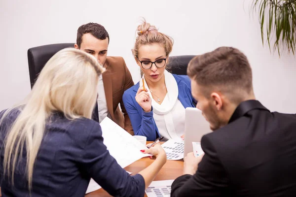 Team of business people in office talking — Stock Photo, Image