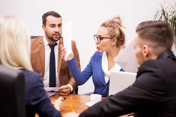 Équipe de gens d'affaires au bureau parlant — Photo