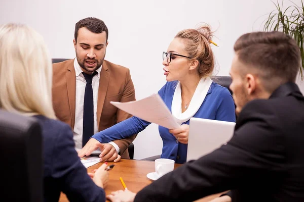 Équipe de gens d'affaires au bureau parlant — Photo