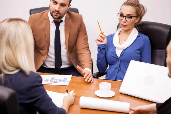 Équipe de gens d'affaires au bureau parlant — Photo