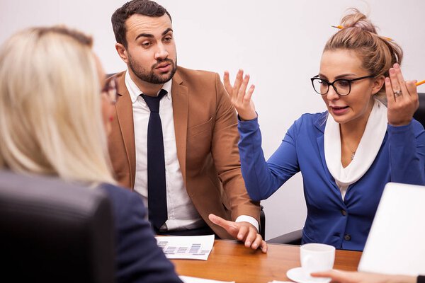 Команда деловых людей в офисе разговаривает
