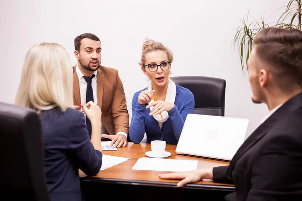 Takım office konuşmaktan iş adamları — Stok fotoğraf