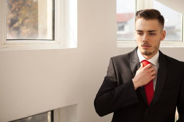 Ofis Binası iç takım elbiseli iş adamı