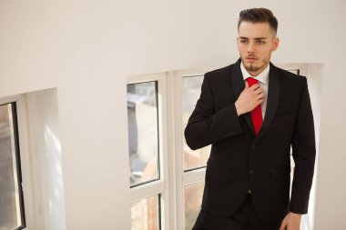 Ofis Binası iç takım elbiseli iş adamı