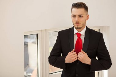 Ofis Binası iç takım elbiseli iş adamı