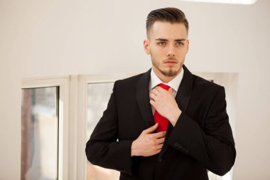 Ofis Binası iç takım elbiseli iş adamı