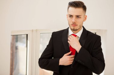 Ofis Binası iç takım elbiseli iş adamı