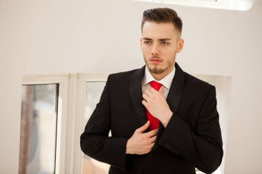 Ofis Binası iç takım elbiseli iş adamı