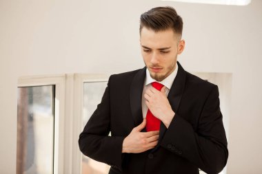 Ofis Binası iç takım elbiseli iş adamı