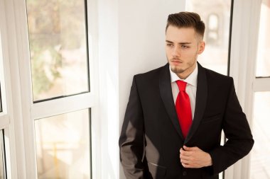 Ofis Binası iç takım elbiseli iş adamı