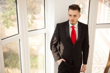 Ofis Binası iç takım elbiseli iş adamı