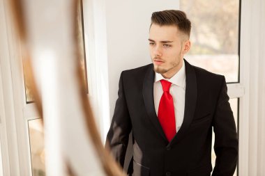 Ofis Binası iç takım elbiseli iş adamı