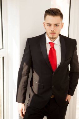 Ofis Binası iç takım elbiseli iş adamı