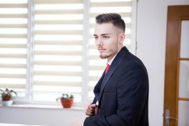 Hoş geldiniz işadamı gülümseyen vardır, bir ofis binası