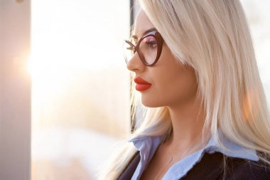 Kendine güvenen iş kadını bir bina iç